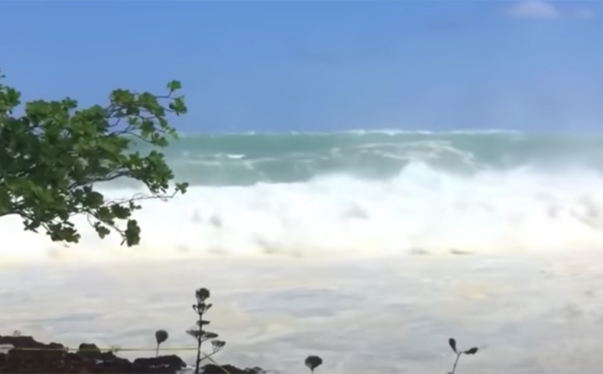 Απίστευτες στιγμές με κύματα που κατέγραψε η κάμερα