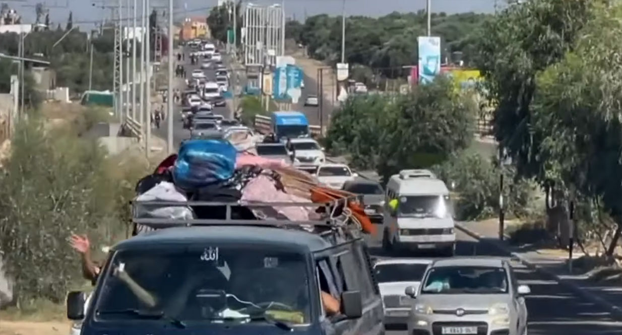 Με υπερφορτωμένα αυτοκίνητα, φορτηγά και κάρα φεύγουν οι Παλαιστίνιοι προς τον νότο της Γάζας – Έληξε το τελεσίγραφο του Ισραήλ