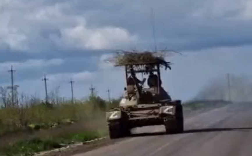 Βίντεο δείχνει ρωσικό τανκ του 1945 να επιχειρεί στην Ουκρανία &#8211; Φέρει ως ασπίδα ένα ξύλινο «κλουβί» με θάμνους