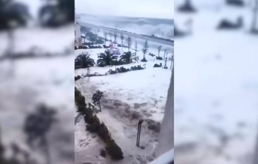 Τρομακτικά κύματα πλήττουν τις ρωσικές ακτές εξαιτίας της «μεγακαταιγίδας» που σαρώνει την περιοχή