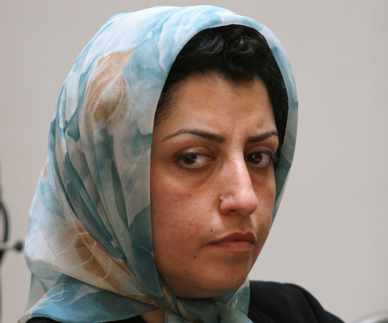 Η ιρανή ακτιβίστρια Ναργκίς Μοχαμαντί σταμάτησε την απεργία πείνας &#8211; Συνελήφθησαν φίλοι και συγγενείς της που την περίμεναν στο νοσοκομείο