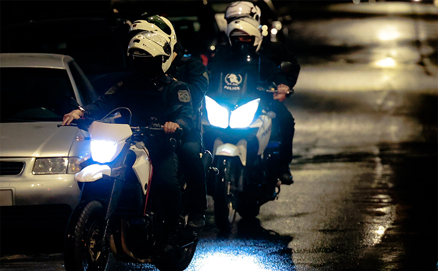 Άγρια καταδίωξη τα ξημερώματα στην Αθηνών-Κορίνθου &#8211; Νεκρός 29χρονος αστυνομικός, σε σοβαρή κατάσταση ένας δεύτερος