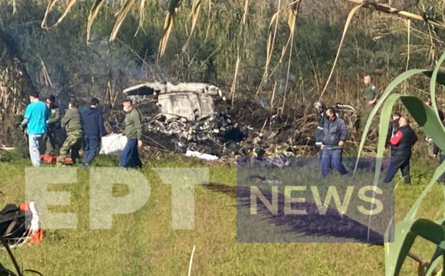 Οι πρώτες εικόνες από την πτώση του εκπαιδευτικού αεροσκάφους στην Καλαμάτα &#8211; Αγωνία για τον χειριστή
