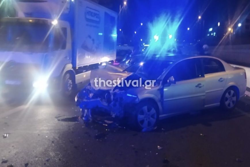 Σοβαρό τροχαίο στη Θεσσαλονίκη &#8211; Αυτοκίνητο μπήκε στο αντίθετο ρεύμα, στο νοσοκομείο δύο άνθρωποι