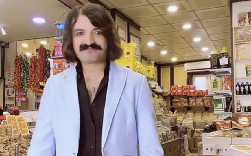 O Τούρκος με το 70&#8217;s μαλλί και μουστάκι που μοιάζει με τον Τόνι Σφήνο&#8230; έγινε viral με το «Έκπτωτος Άγγελος»