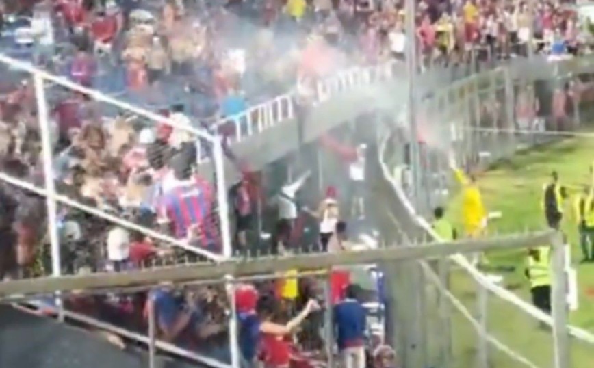 Σέρο Πορτένιο: Ο τερματοφύλακας έριχνε νερό στους οπαδούς που πλακώθηκαν στο ξύλο μεταξύ τους