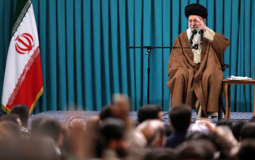 Ο αγιατολάχ Χαμενεΐ υπόσχεται «σκληρή απάντηση» στη διπλή έκρηξη με τους 103 νεκρούς στο Ιράν