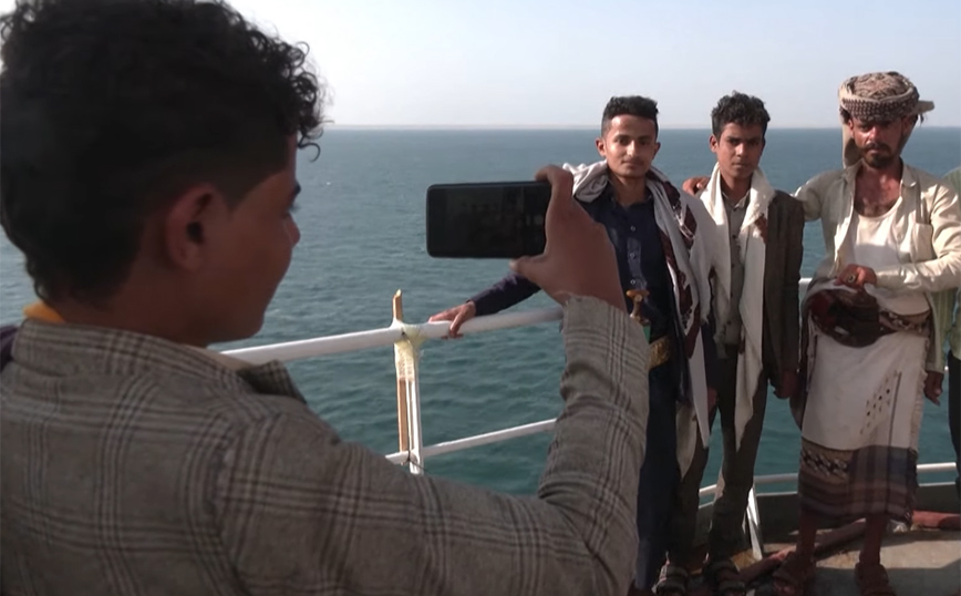 «Τουριστική ατραξιόν» για τους Χούθι φορτηγό πλοίο που κατέλαβαν στην Ερυθρά Θάλασσα