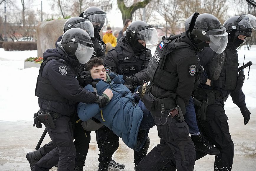 Πάνω από 110 συλλήψεις στη Ρωσία σε διαδηλώσεις για τον θάνατο του Αλεξέι Ναβάλνι