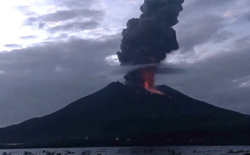 Η στιγμή ισχυρής έκρηξης ηφαιστείου στην Ιαπωνία: Εκτόξευσε βράχους σε απόσταση ενός μιλίου