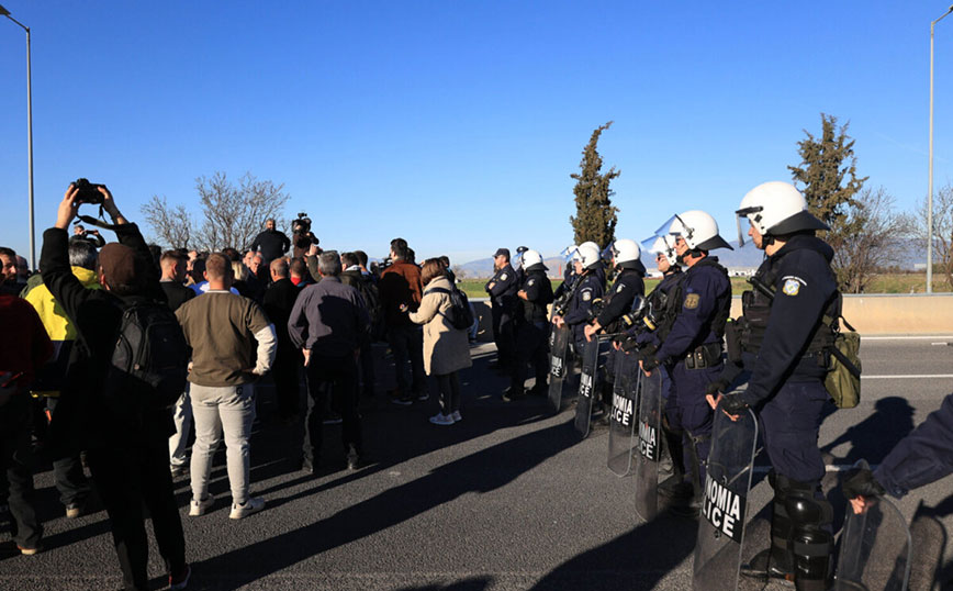 Συμβολικός αποκλεισμός του ΠΑΘΕ από τους αγρότες: Τώρα με τα πόδια, μετά με τρακτέρ αν δεν δικαιωθούμε θα γίνει Κιλελέρ