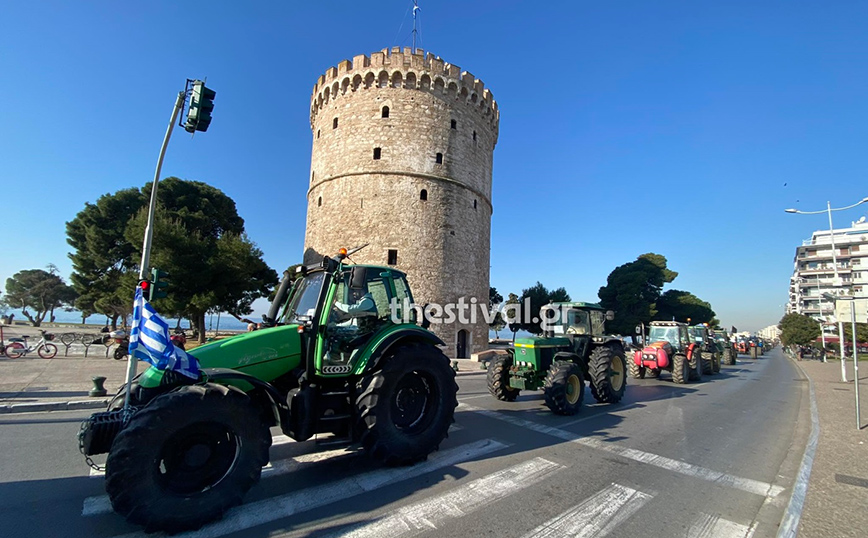«Απόβαση» αγροτών με τα τρακτέρ στο κέντρο της Θεσσαλονίκης – Το… φέρετρο στην καρότσα