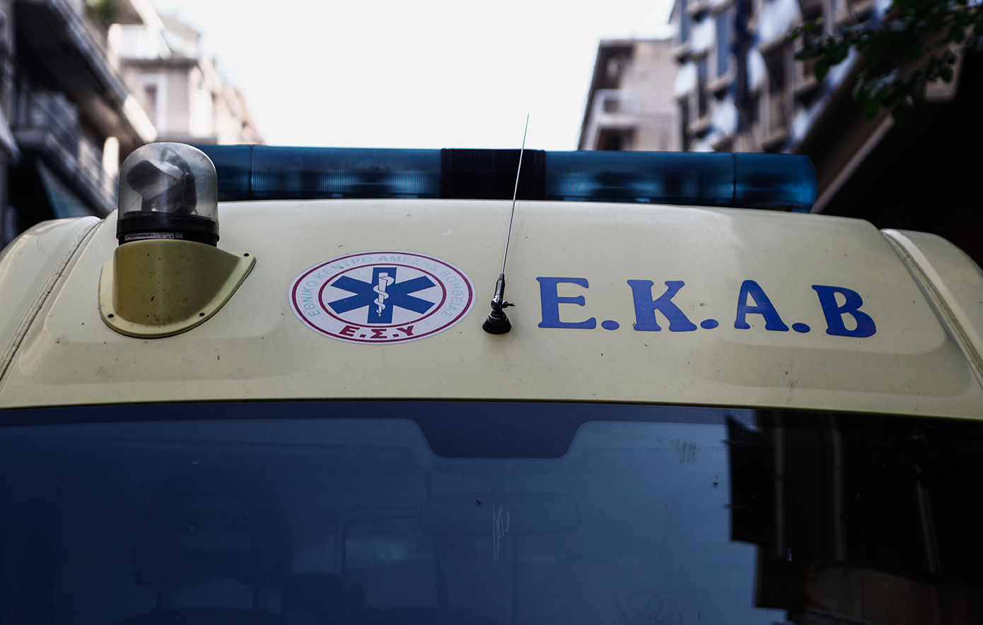 Αυτοκίνητο παρέσυρε και εγκατέλειψε 17χρονη στη Λ. Αθηνών στο ύψος του Χαϊδαρίου