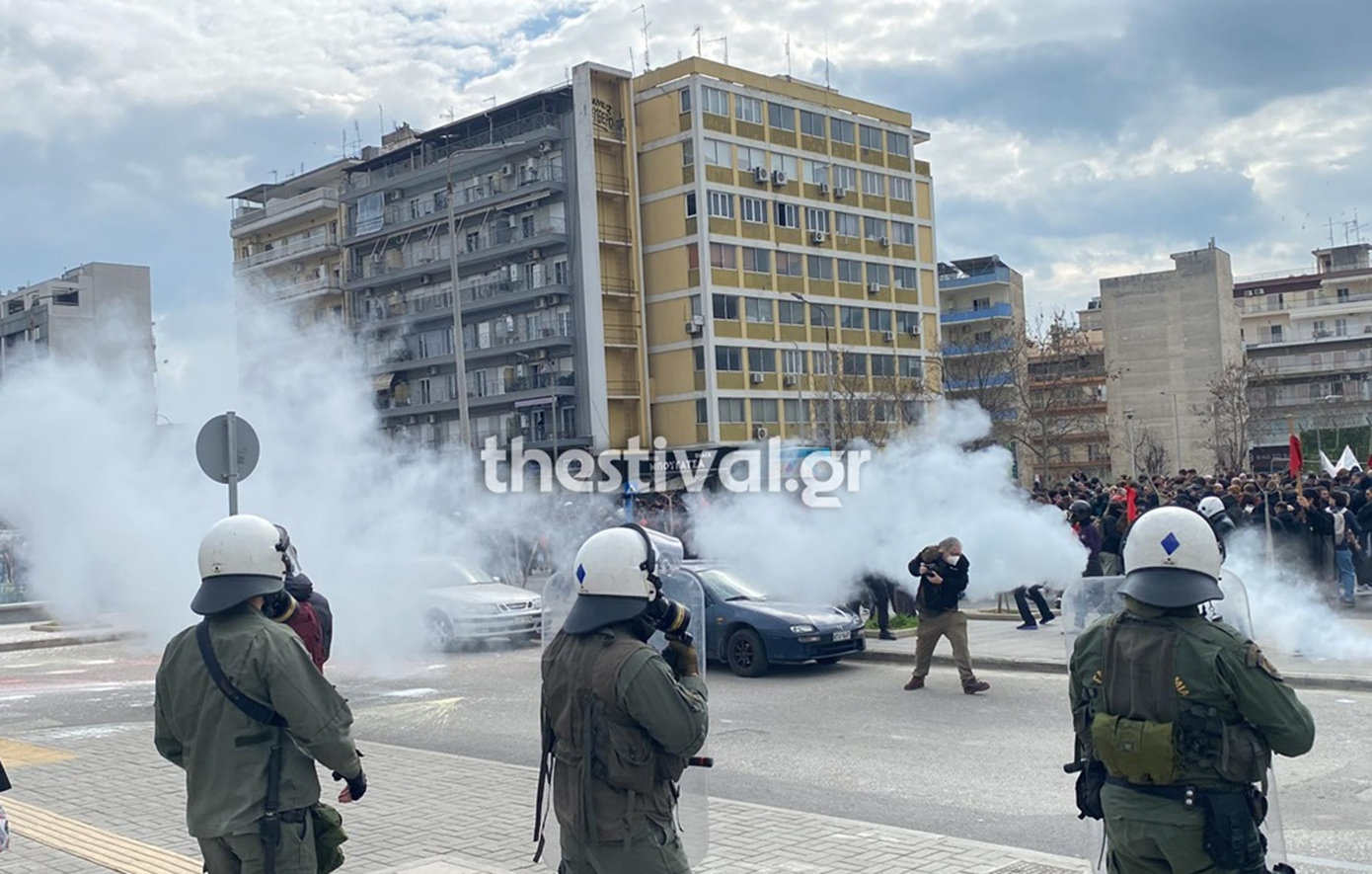 Ένταση στη Θεσσαλονίκη στην πορεία για τα Τέμπη &#8211; Πέτρες, μολότοφ και χημικά ανάμεσα σε διαδηλωτές και αστυνομικούς