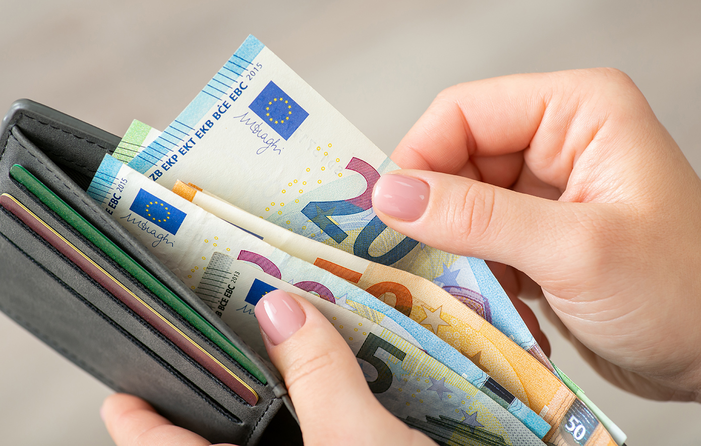 Ο κατώτατος μισθός κλειδώνει αύριο στο υπουργικό συμβούλιο στα 830 ευρώ