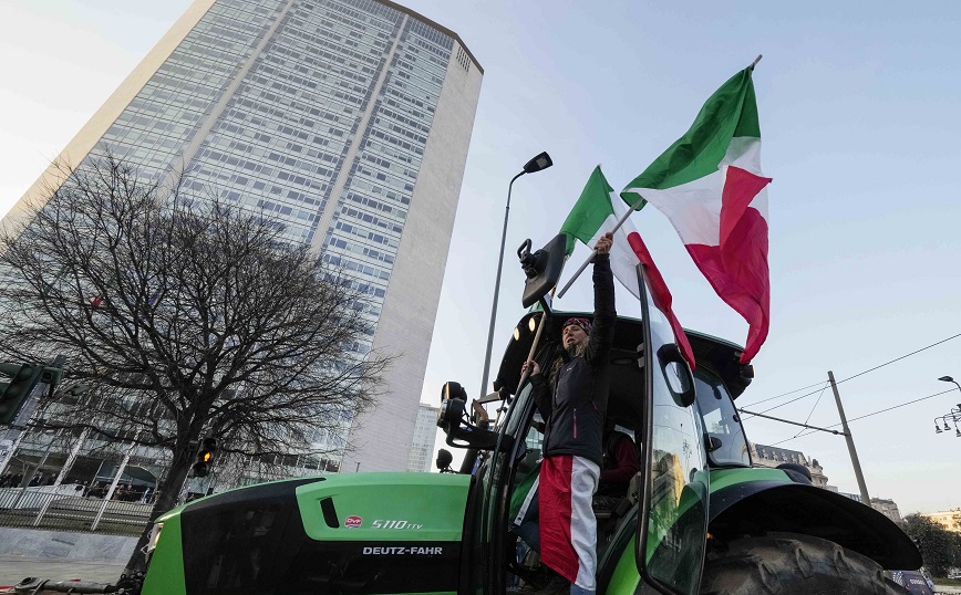 «Την επόμενη εβδομάδα τα τρακτέρ μας θα φτάσουν κοντά στη Ρώμη» λένε οι Ιταλοί αγρότες
