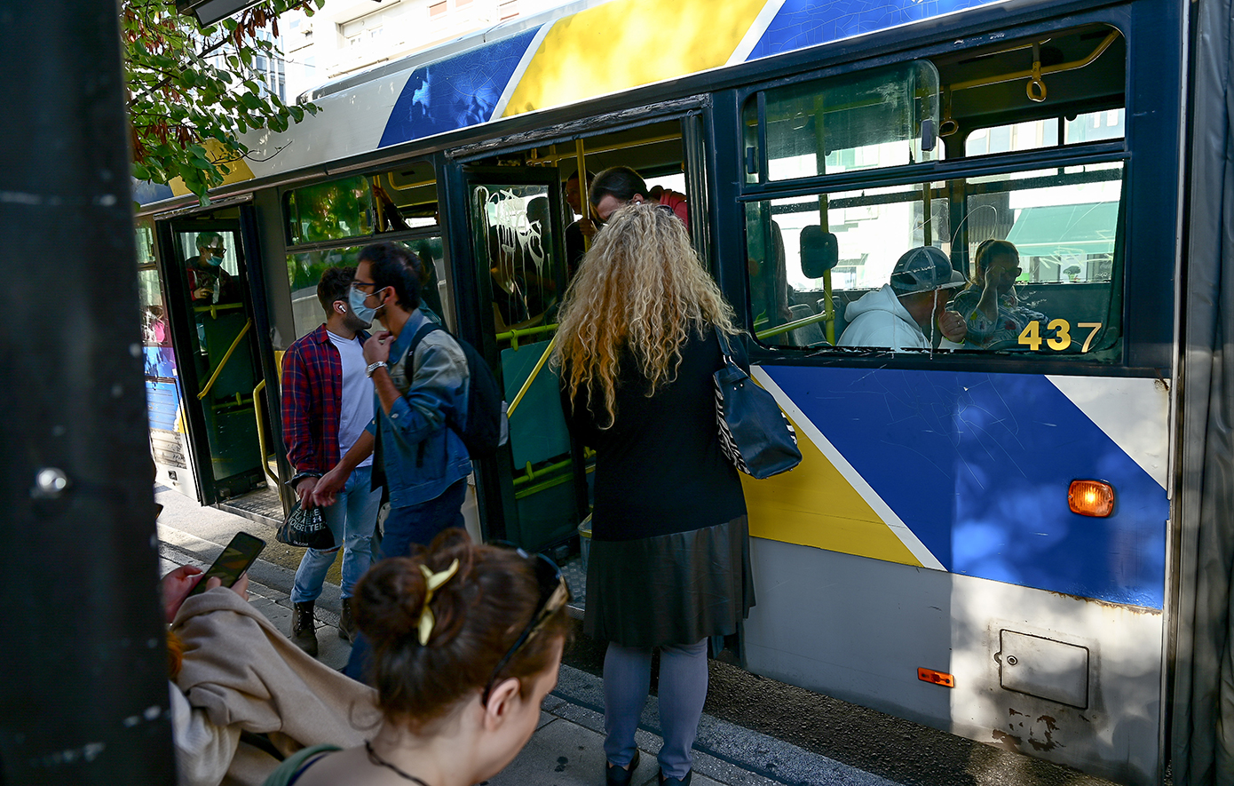 Ο ΟΑΣΑ απομάκρυνε οδηγό που άφησε ανήλικο να οδηγήσει λεωφορείο