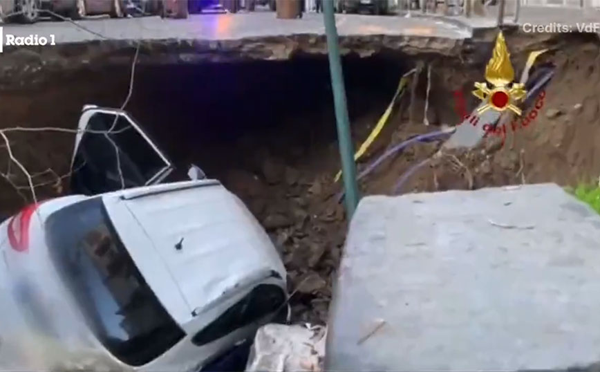 Το οδόστρωμα υποχώρησε και «κατάπιε» δύο ΙΧ στη Νάπολη – Δύο ελαφρά τραυματίες