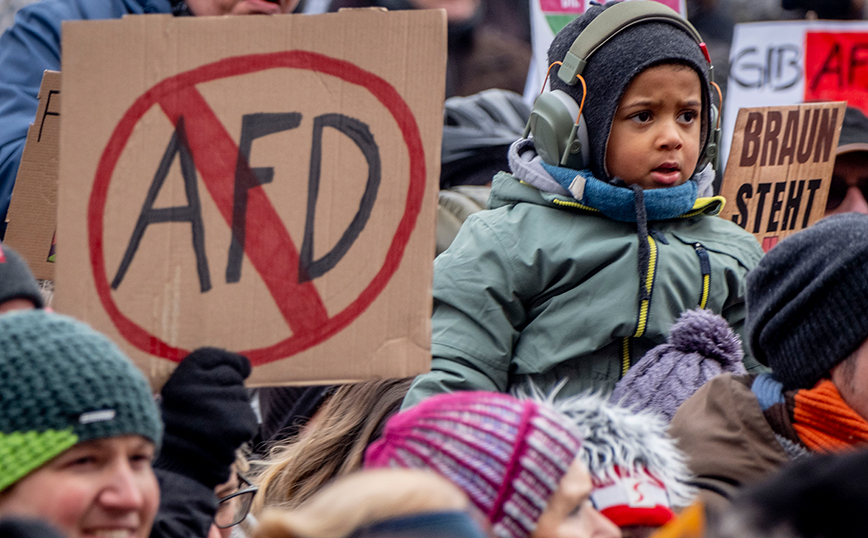 Το ακροδεξιό AfD στη Γερμανία, διατηρεί την δεύτερη θέση στην πρόθεση ψήφου