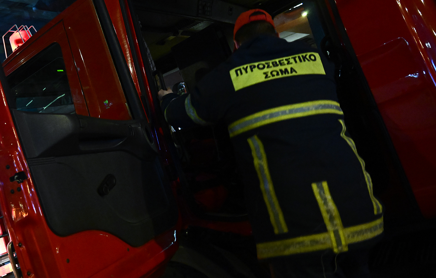 Η πυρκαγιά σε αποθηκευτικό χώρο επικίνδυνων υλικών της ΠΥΡΚΑΛ στα Δερβενοχώρια τέθηκε υπό μερικό έλεγχο