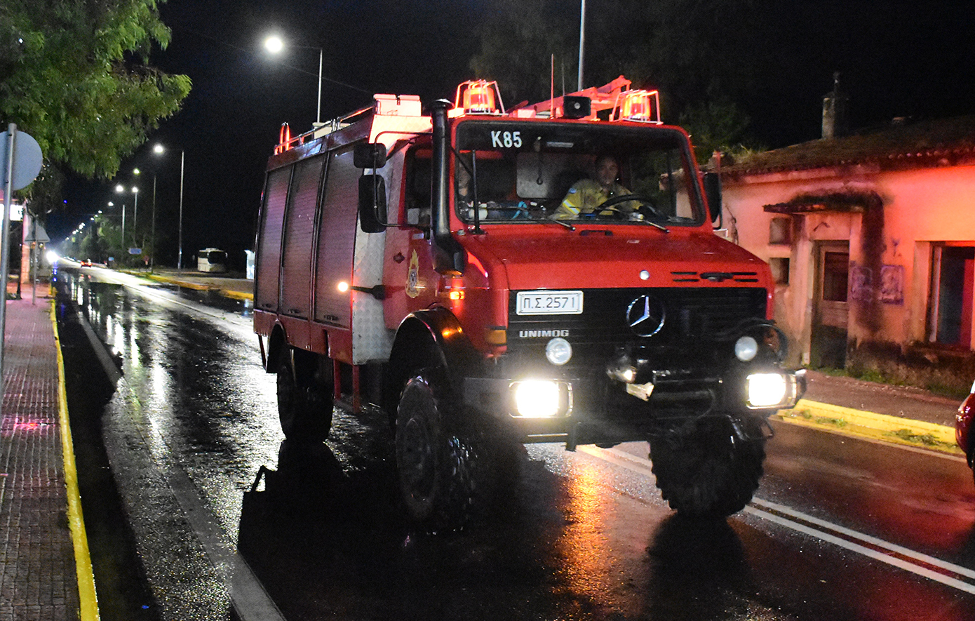 Μεγάλη φωτιά στον Ασπρόπυργο κοντά στον καταυλισμό των Ρομά – Επιχειρούν 40 πυροσβέστες με 10 οχήματα