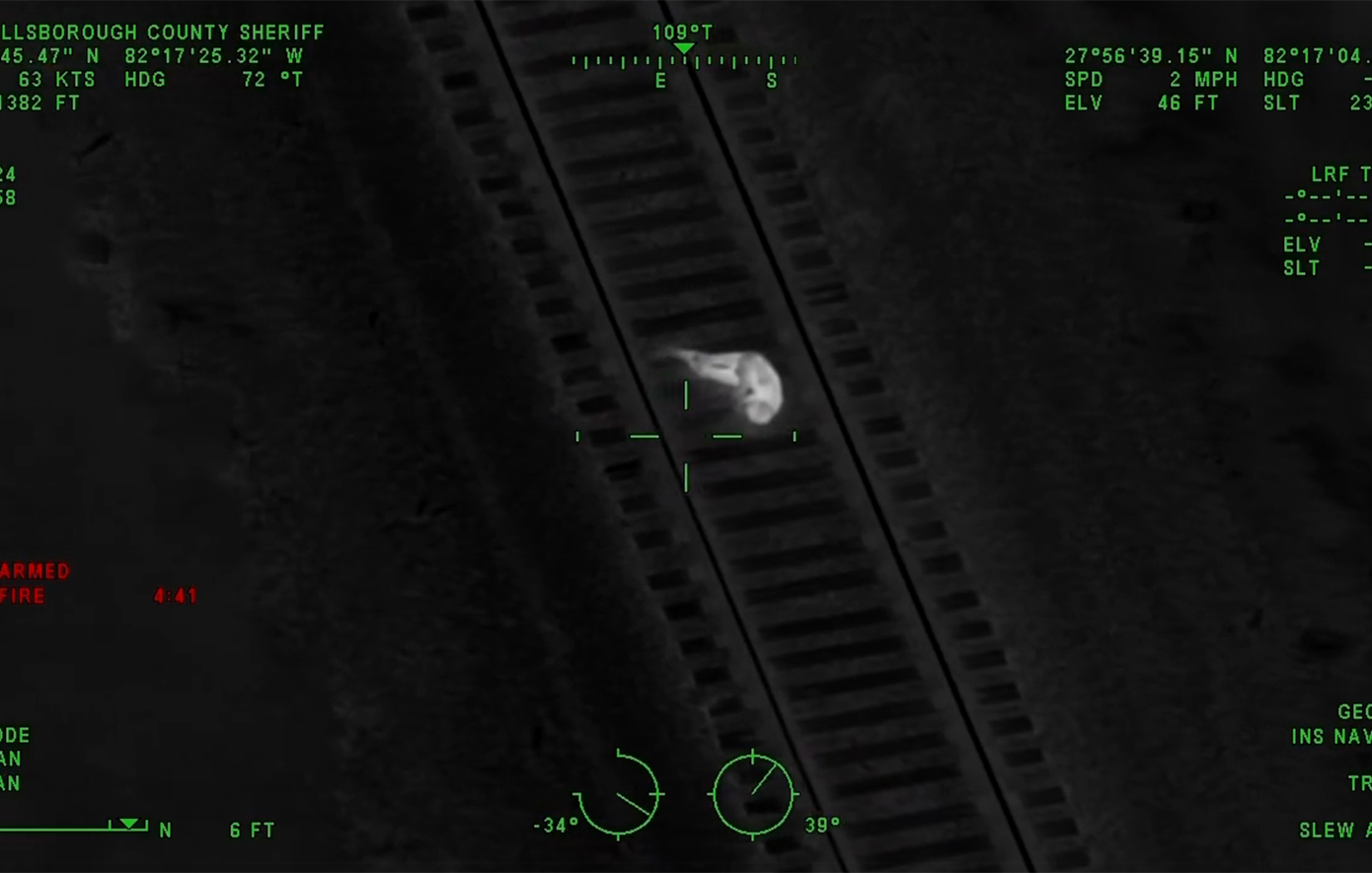 Η στιγμή που αγνοούμενος με άνοια βρέθηκε από ελικόπτερο της αστυνομίας πεσμένος στις γραμμές του τρένου