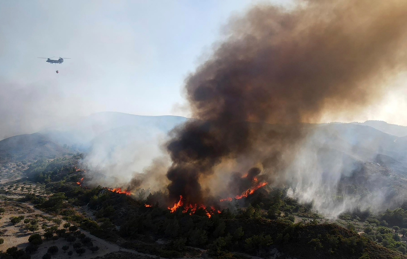 Μάχες με τις φλόγες στην Καλαμπάκα – Συνολικά 33 φωτιές το τελευταίο 24ωρο