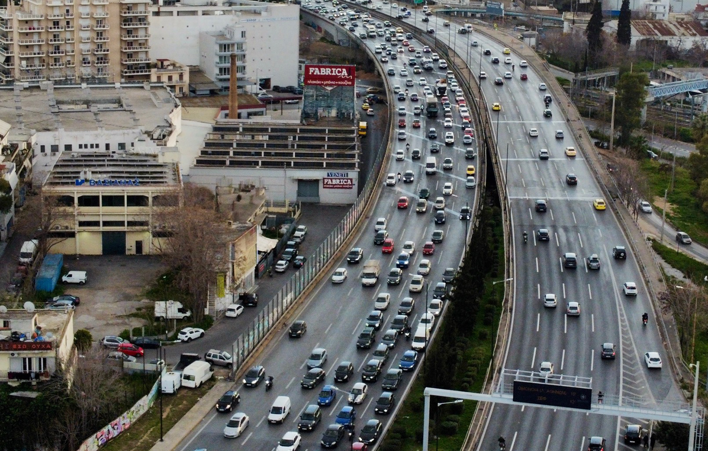 Κίνηση τώρα: Κόλαση οι δρόμοι, τροχαία σε Ποσειδώνος και Πέτρου Ράλλη