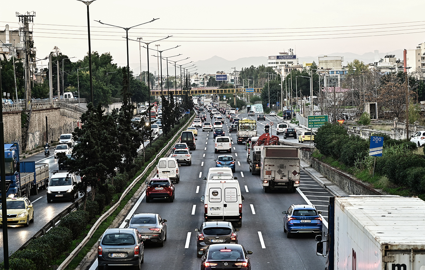 Καραμπόλα με νταλίκα, μηχανές και ΙΧ στον Κηφισό &#8211; Ένας τραυματίας, μεγάλες καθυστερήσεις στο σημείο