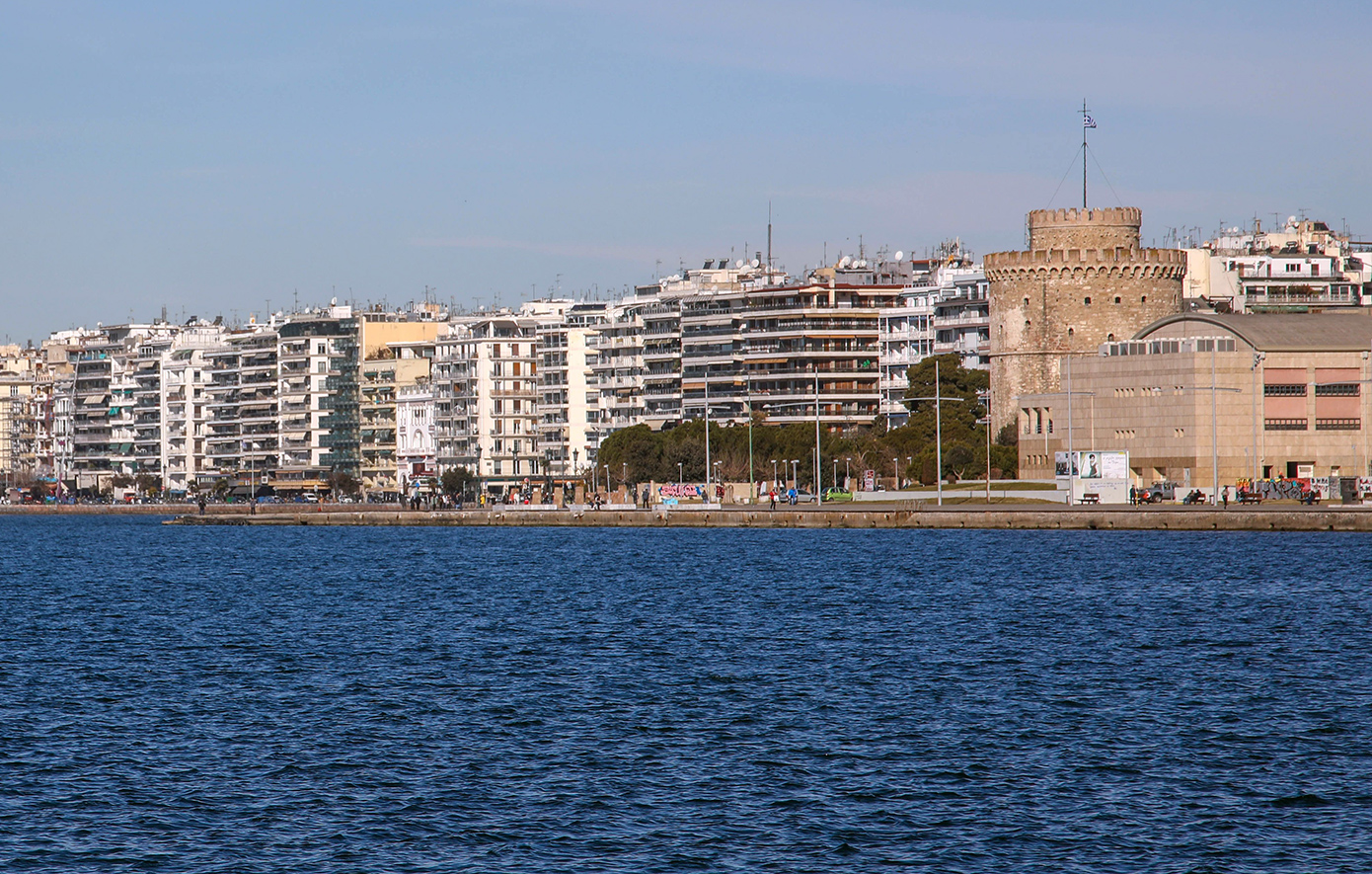 Γυναίκα ανασύρθηκε χωρίς τις αισθήσεις της από τον Θερμαϊκό