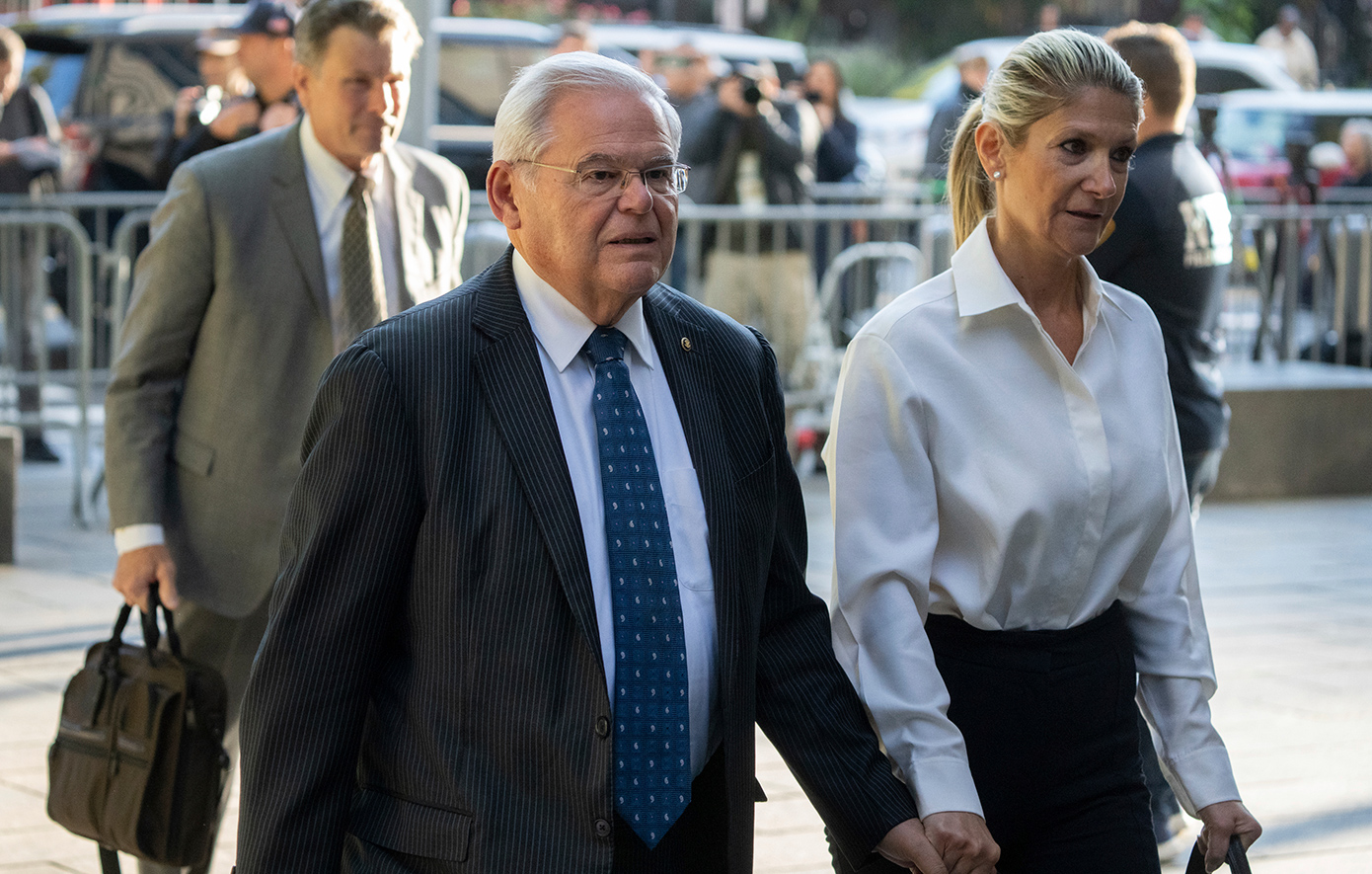 Ο Ρόμπερτ Μενέντεζ ρίχνει την ευθύνη στη σύζυγό του για τις κατηγορίες διαφθοράς