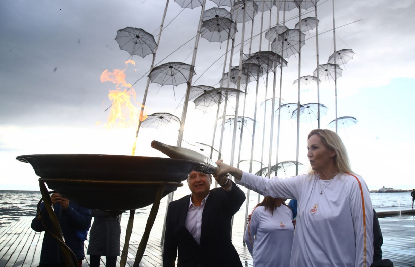 Η Ολυμπιακή φλόγα έφτασε στη Θεσσαλονίκη &#8211; Ενθουσιώδης υποδοχή παρά τη βροχή