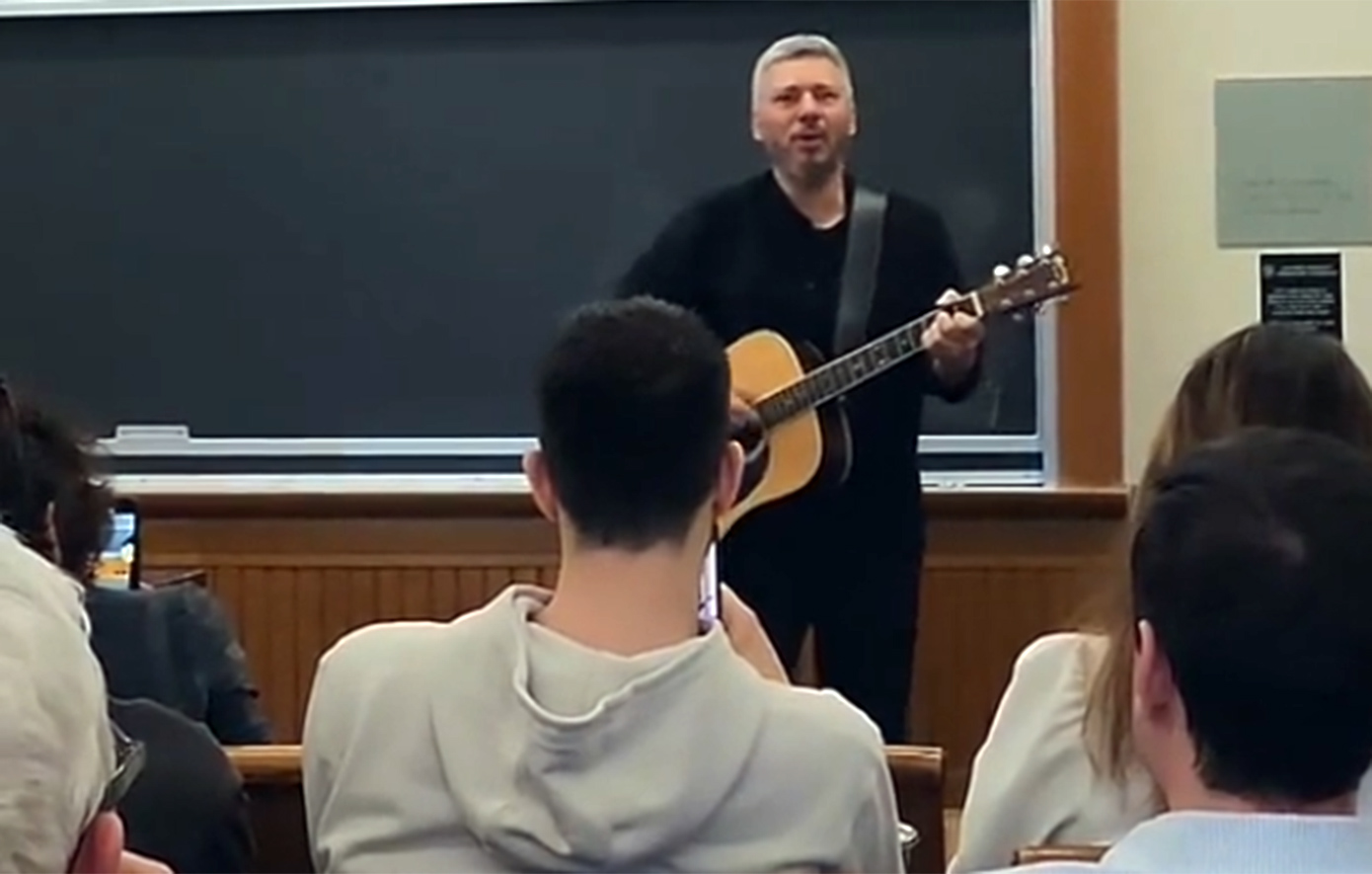 Ο Αλκίνοος Ιωαννίδης τραγούδησε τον «Προσκυνητή» στους φοιτητές του πανεπιστημίου «Columbia»