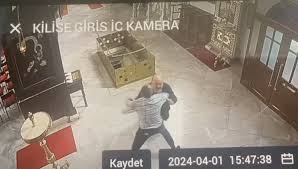 Αρχιμανδρίτης ξυλοκόπησε Μητροπολίτη μέσα σε ναό στην Κωνσταντινούπολη &#8211; Δείτε βίντεο
