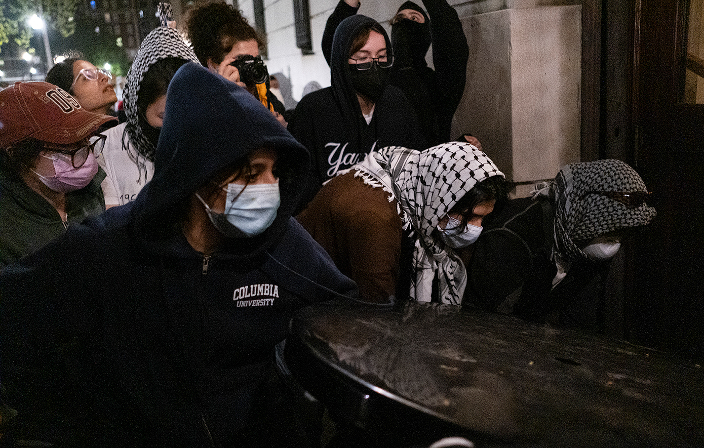 «Βράζει» το Κολούμπια &#8211; Οι φοιτητές απαντούν στις αποβολές με κατάληψη σε κτήριο του Πανεπιστημίου