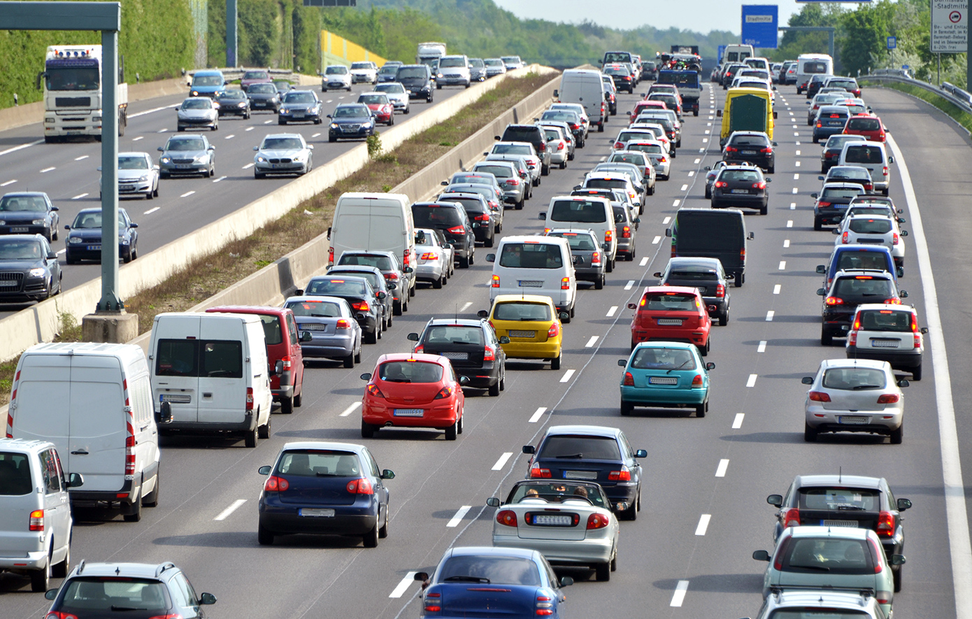 Με «μπλόκο» στην κυκλοφορία των αυτοκινήτων τα Σαββατοκύριακα απειλεί ο γερμανός υπουργός Μεταφορών