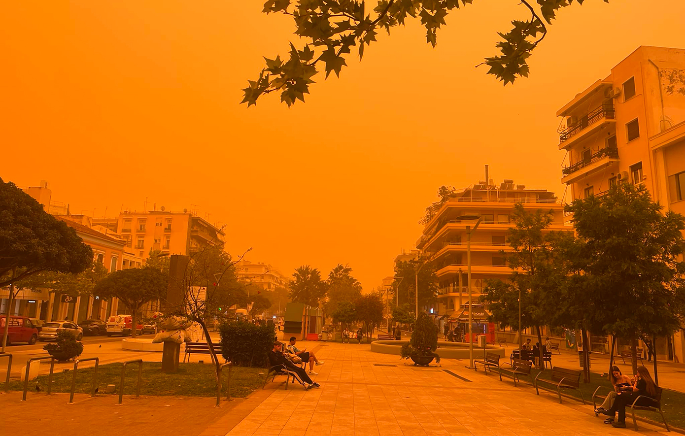 Απόκοσμες εικόνες στην Καλαμάτα:  Αποπνικτική η ατμόσφαιρα από την αφρικανική σκόνη