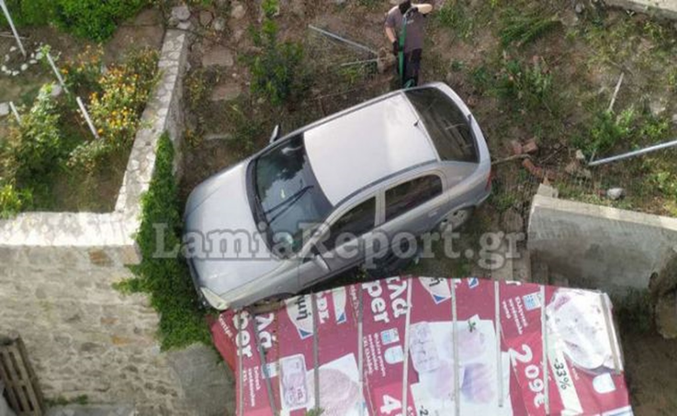 Αυτοκίνητο με οδηγό ανήλικο προσγειώθηκε σε αυλή σπιτιού στη Λαμία