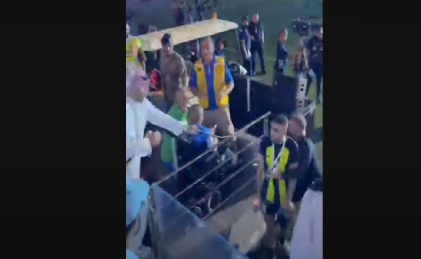 Άραβας οπαδός έβγαλε μαστίγιο σε τελικό ποδοσφαίρου και χτύπησε παίκτη