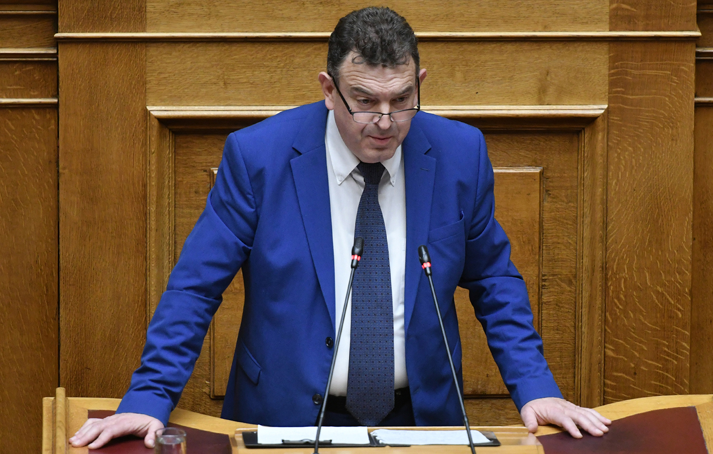Νίκος Παπαδόπουλος: Μετά τα «χαστούκια», καταδικάζει τη βία - Newsbeast