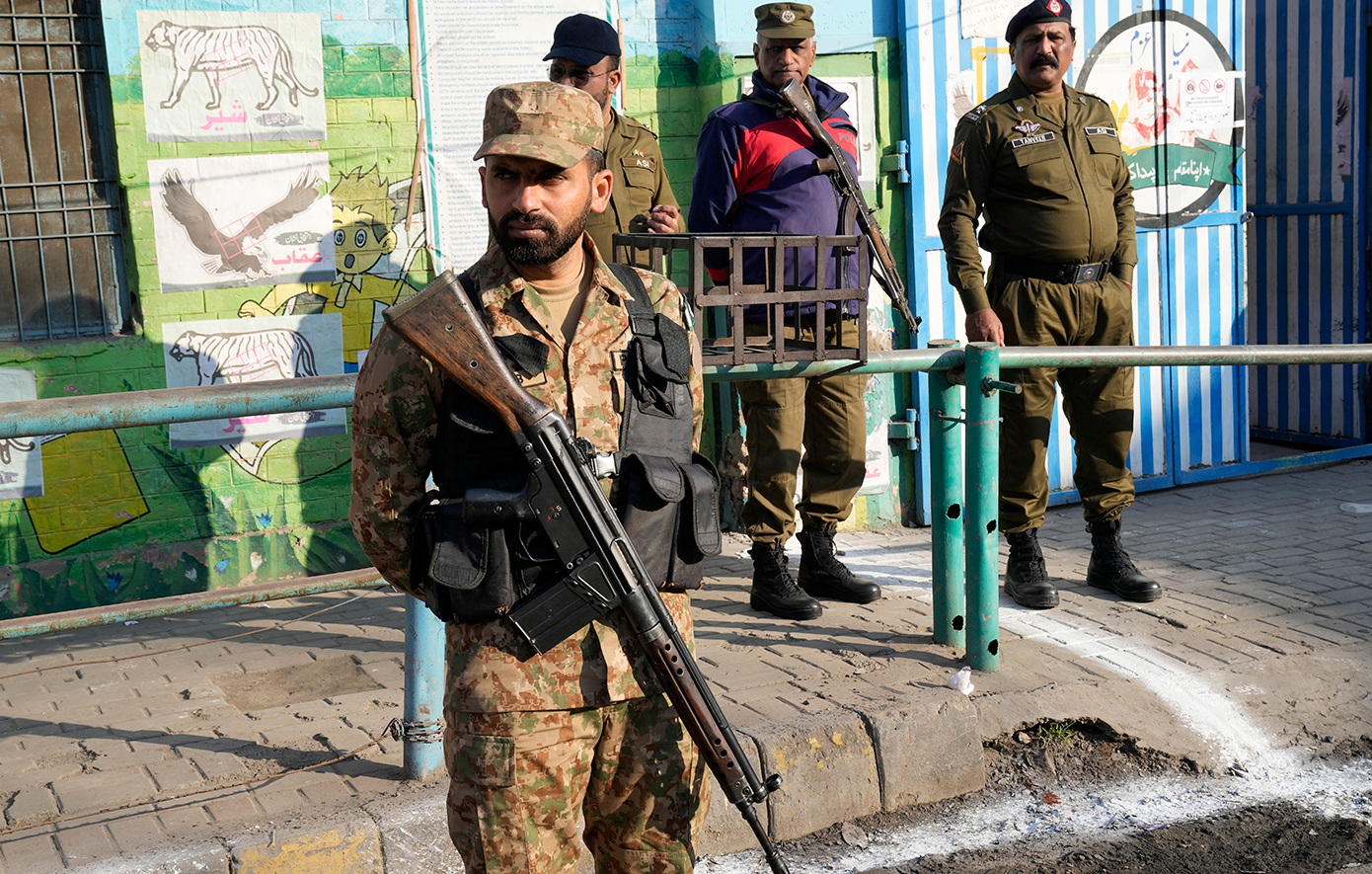 Αστυνομικοί στο Πακιστάν σκότωσαν βομβιστή-καμικάζι και έναν εξτρεμιστή για να αποτρέψουν επίθεση εναντίον Ιαπώνων