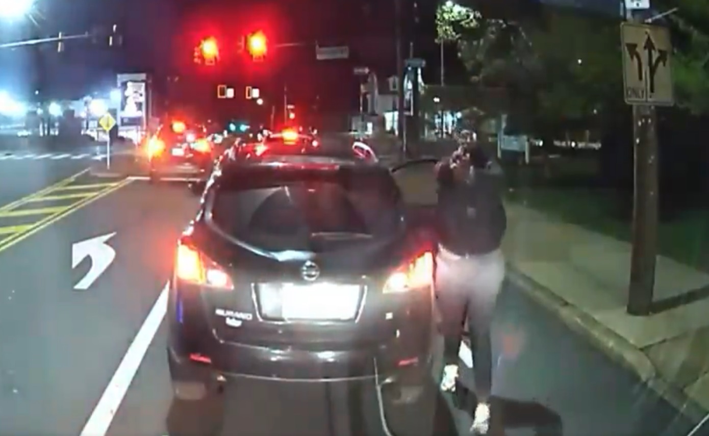 Τρομακτικό βίντεο: Σταμάτησε σε φανάρι κι ένας κουκουλοφόρος βγήκε από το αμάξι και τον πυροβόλησε