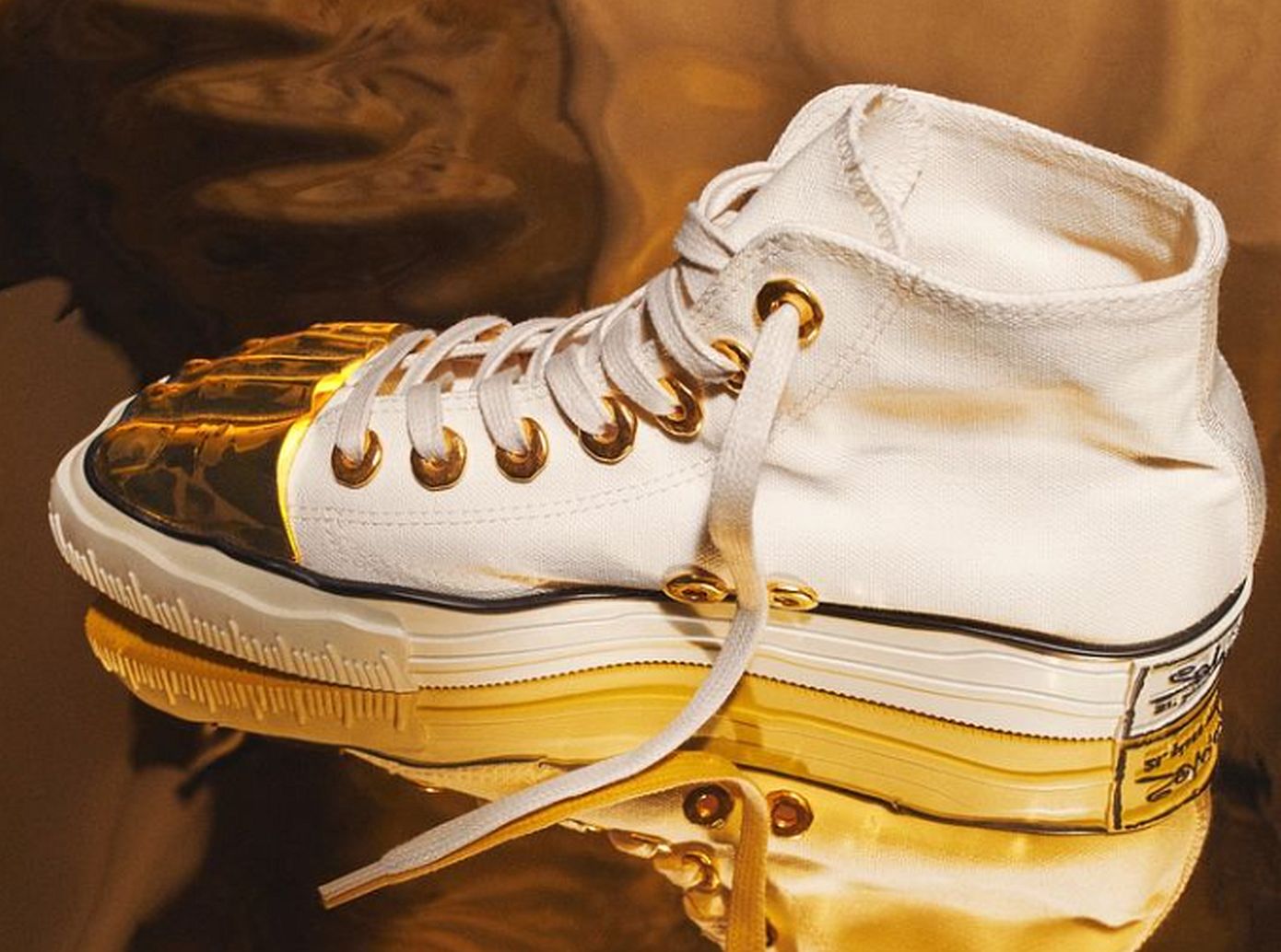 Σου περισσεύουν 2.300€ να πάρεις τα πρώτα sneakers του οίκου Schiaparelli;