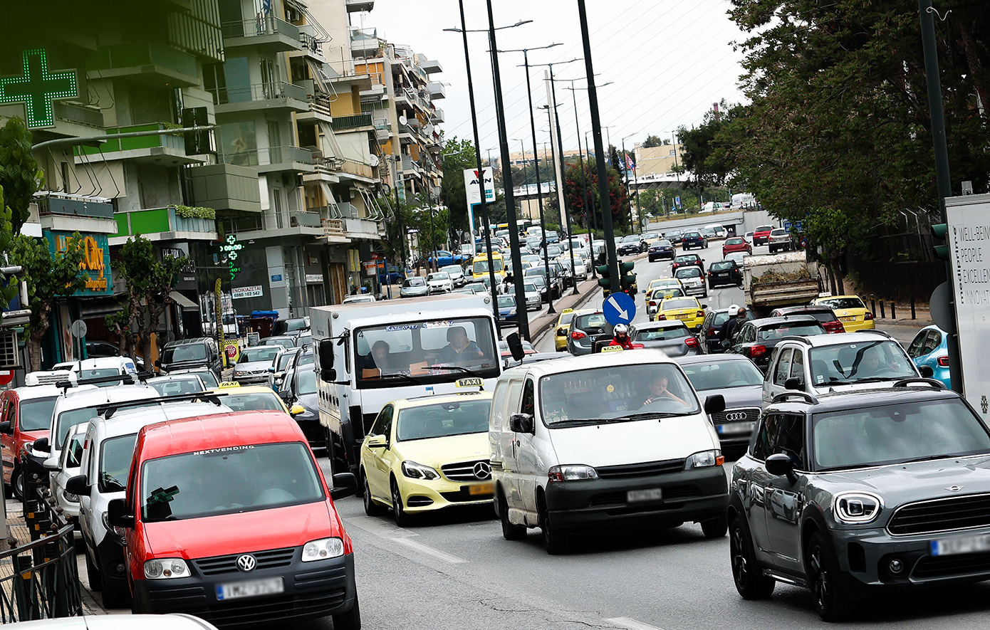 Τροχαίο στην Κηφισίας με έναν τραυματία – Δυσκολίες στην κυκλοφορία των οχημάτων