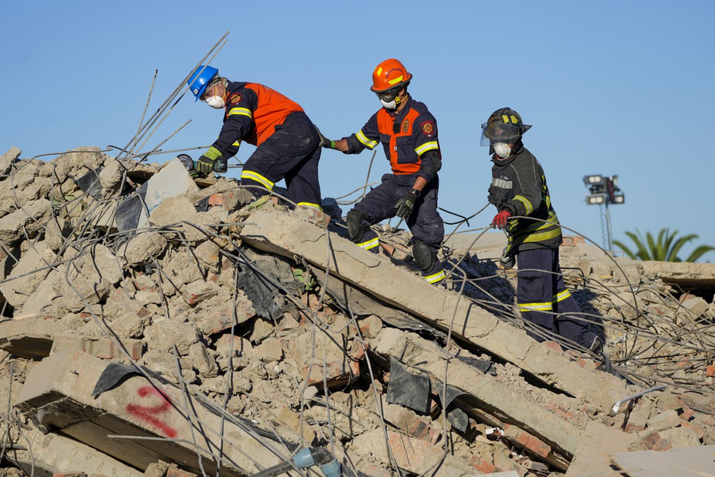 Θαύμα στα ερείπια: Άνδρας ανασύρθηκε ζωντανός, πέντε ημέρες μετά την κατάρρευση κτιρίου στη Νότια Αφρική