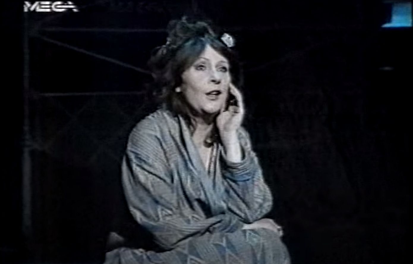 Το τραγούδι της σταρ: Η Άννα Παναγιωτοπούλου τραγουδά στην θρυλική θεατρική παράσταση «Το Έκτο Πάτωμα» του 1992