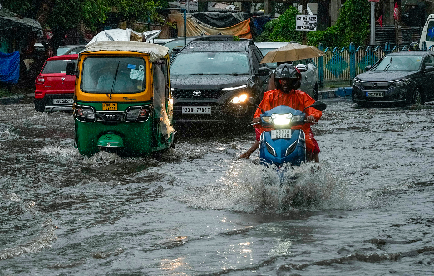 Έξι νεκροί από σφοδρές βροχοπτώσεις και κατολισθήσεις στην Ινδία &#8211; 2.000 τουρίστες έχουν εγκλωβιστεί