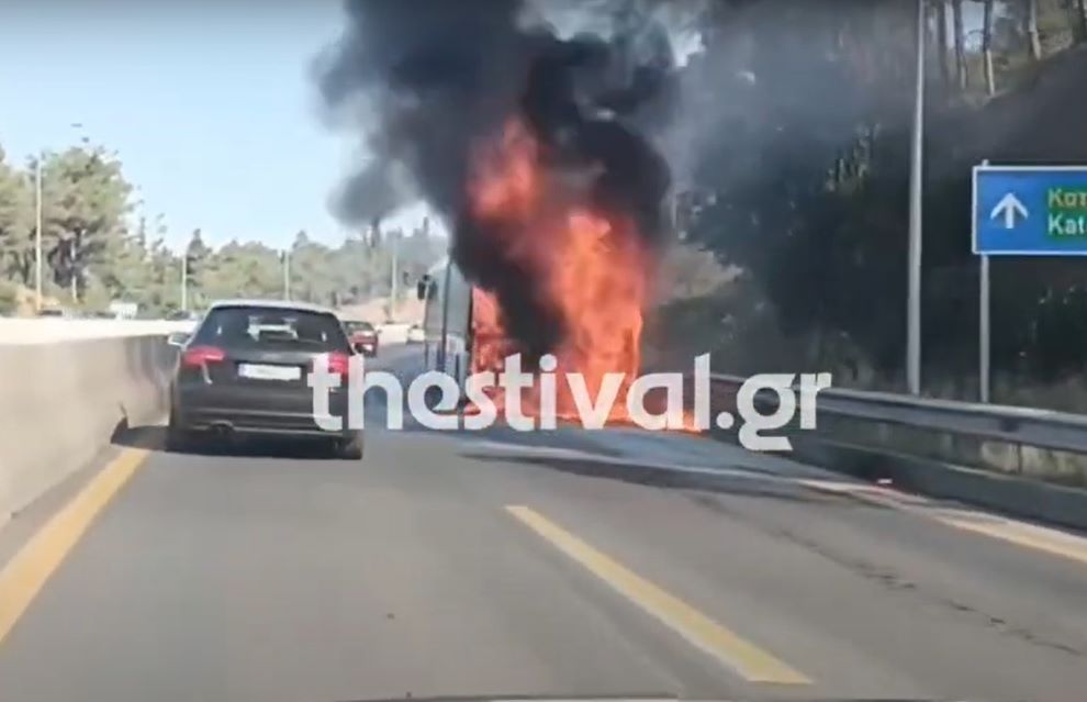 Φωτιά σε λεωφορείο του ΟΑΣΘ στην Περιφερειακή Θεσσαλονίκης