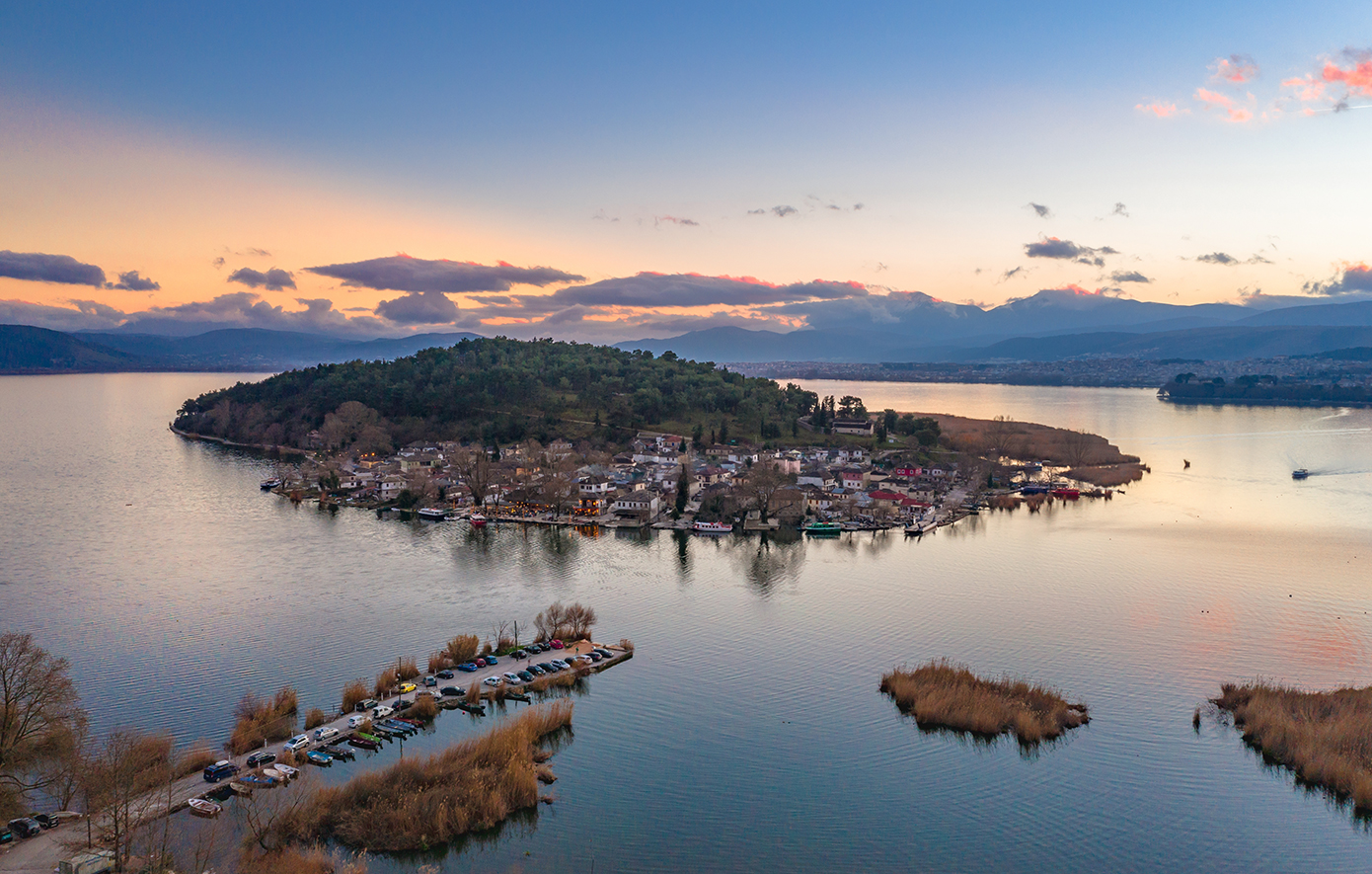 Το ελληνικό νησάκι χωρίς όνομα, που όλοι το γνωρίζουν από την τραγική ιστορία που κουβαλά