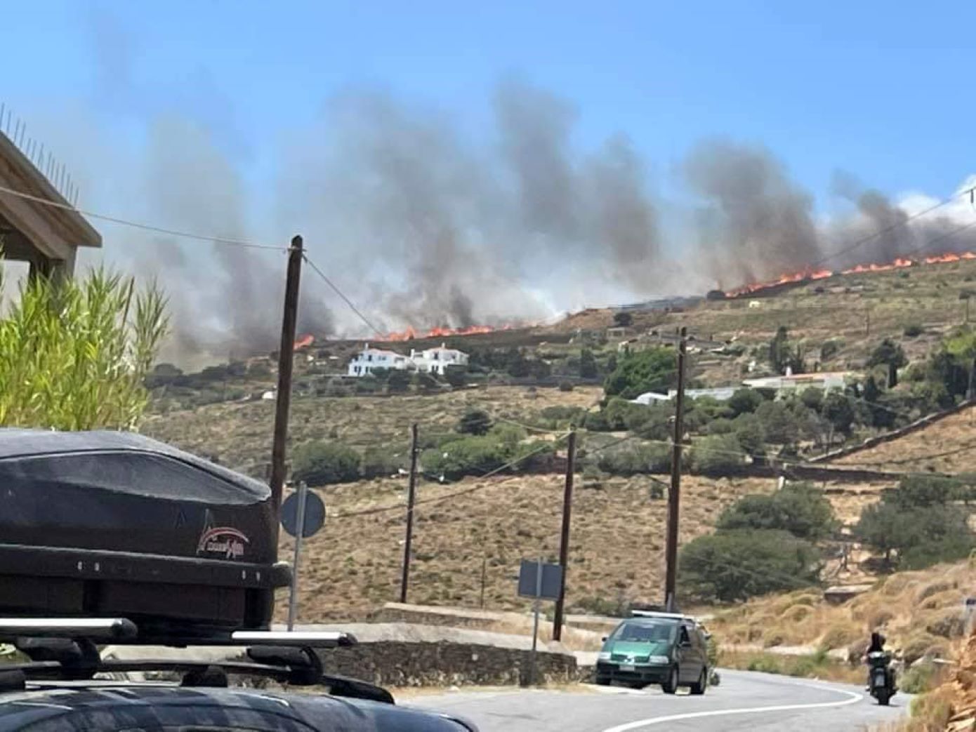 Μαίνεται η πυρκαγιά στην Άνδρο &#8211; Σπεύδουν στο νησί 19 πυροσβέστες και 5 οχήματα από την Αθήνα